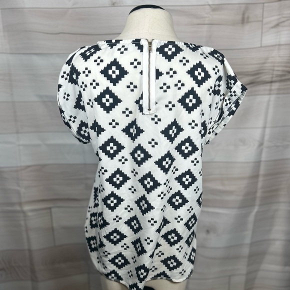 Olive & Oak Black and White Boxy Cap Sleeve Blouse. Size Small. #wearwithblack - Picture 2 of 8